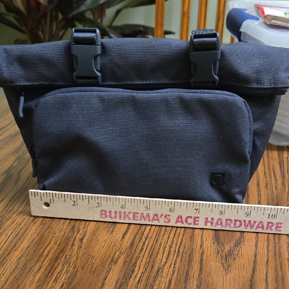 Lululemon toiletry bag - Picture 2 of 12